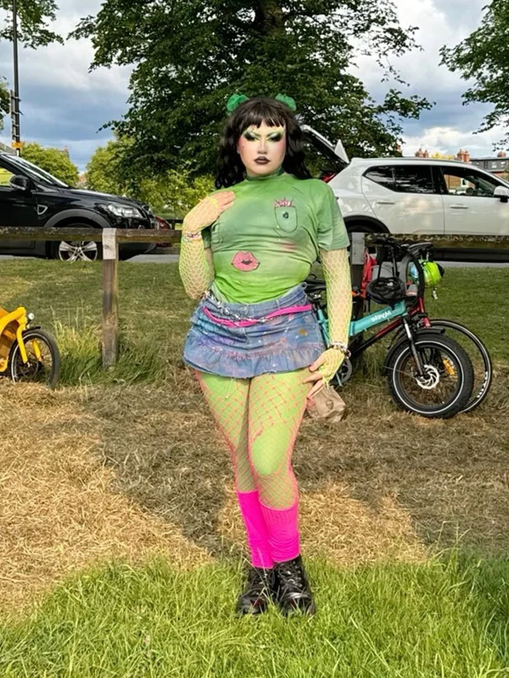 Bold Neon And Fishnet Festival Look