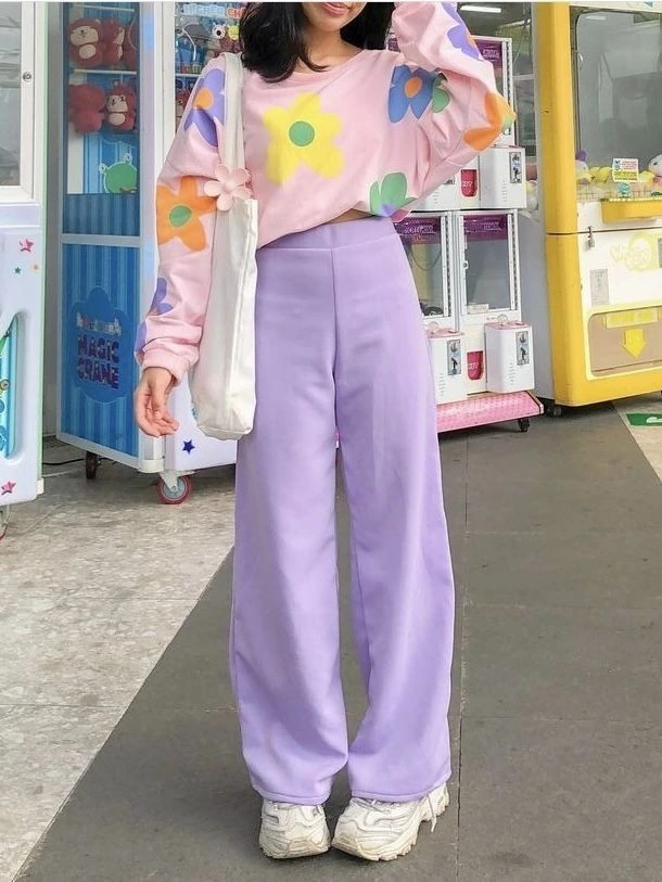 Pastel Sweatshirt with Wide-Leg Pants
