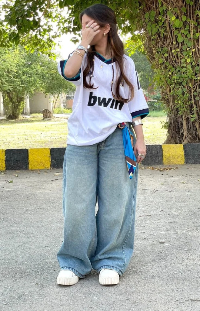 Sporty Jersey with Wide-Leg Jeans
